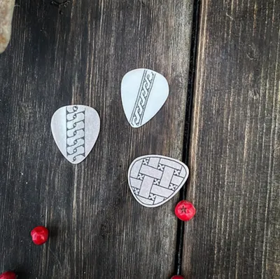 Plectrum with engraving